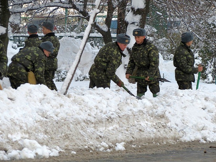 Binh sỹ Ucraina được huy động làm nhiệm vụ dọn tuyết trên lề đường ở thủ đô Kiev